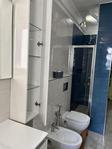 a bathroom with a toilet and a sink and a shower at Grand F2 60mq centre Antibes, proche plages, commerces, 2 balcons, parking, train, bus, deco vintage, pet friendly in Antibes