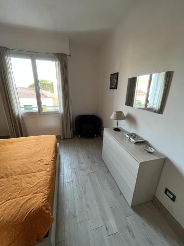 Grand F2 60mq centre Antibes, proche plages, commerces, 2 balcons, parking, train, bus, deco vintage, pet friendly photo 2