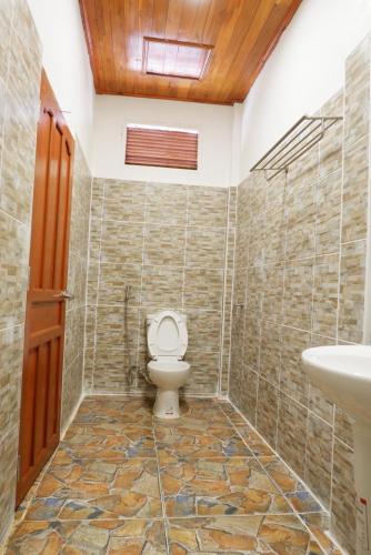 a bathroom with a toilet and a sink at Letana Guesthouse in Ban O