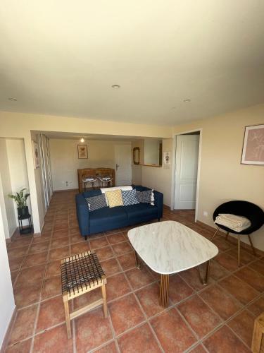 un salon avec un canapé et une table dans l'établissement Séde Vacante, à Bédarrides