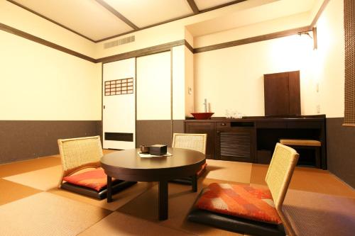 草津的住宿－Konoha，一间带桌椅的客厅和一间厨房