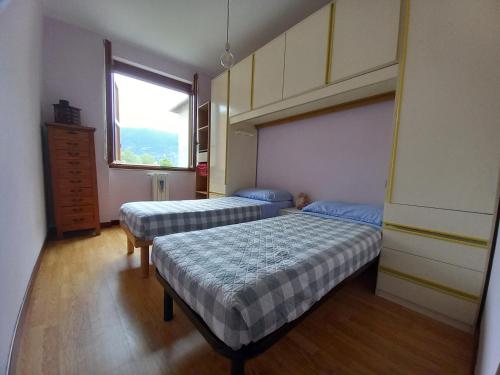 - une chambre avec 2 lits et une fenêtre dans l'établissement Casa Clusane d'Iseo 2 passi dal lago, à Clusane
