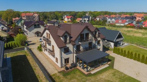 an overhead view of a large house with a roof at Baltik Park in Krynica Morska