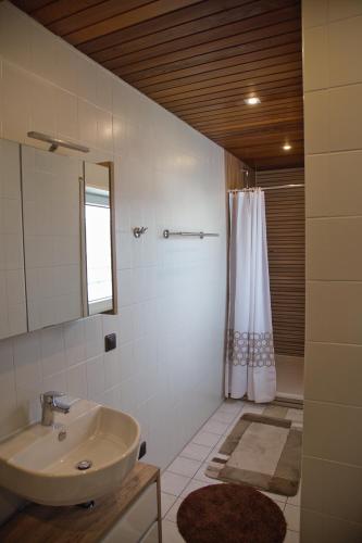 a white bathroom with a sink and a shower at Feriendomizil Willi & Renate in Bad Sobernheim