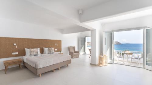 Postel nebo postele na pokoji v ubytování Manoula's Beach Mykonos Resort