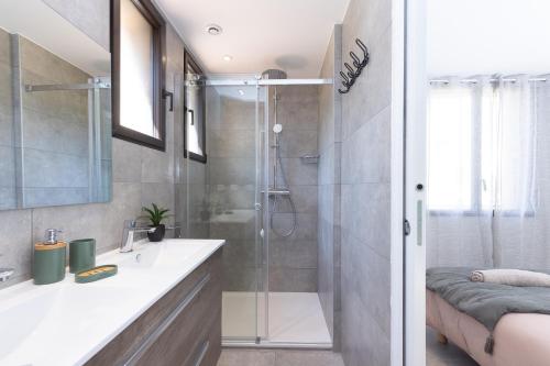a bathroom with a shower and a sink at T3 Neuf Garage, clim, wifi, plages à 3min à pied! in Collioure