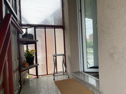 クルシェヴァツにあるAPARTMAN Pahuljicaの窓前の便