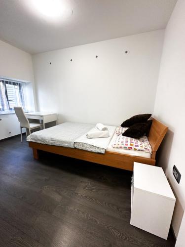 una camera con letto, scrivania e tavolo di Apartma JUGO a Capodistria