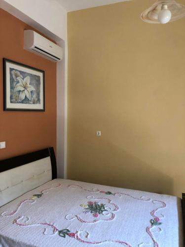 a bedroom with a bed and a picture on the wall at THE CENTER in Xiropigado