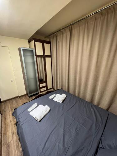 een slaapkamer met een bed met twee handdoeken erop bij Nice Apartment in Yerevan Centre,Sayat Nova Street in Jerevan