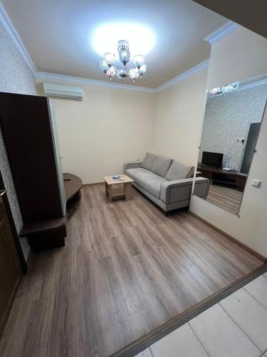 een woonkamer met een bank en een televisie bij Nice Apartment in Yerevan Centre,Sayat Nova Street in Jerevan