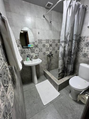 een badkamer met een toilet, een wastafel en een douche bij Nice Apartment in Yerevan Centre,Sayat Nova Street in Jerevan