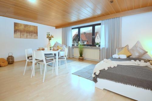 Schlafzimmer mit einem Bett, einem Tisch und Stühlen in der Unterkunft GUN01-RI Apartment in Haundorf in Haundorf