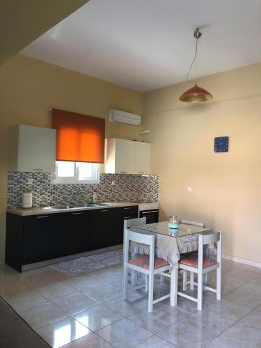 a kitchen with a table and chairs in a room at THE CENTER in Xiropigado