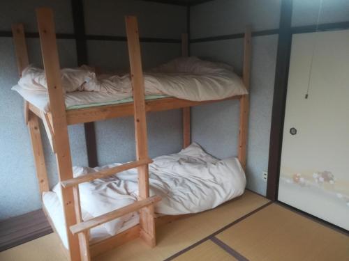 京都市にあるez guest houseの二段ベッド2組とはしごが備わる客室です。