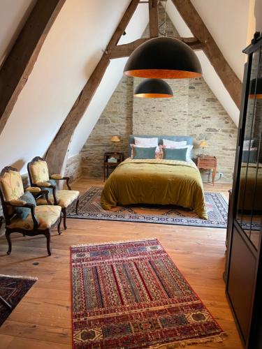 Postel nebo postele na pokoji v ubytování Manoir medieval du XV ieme siècle