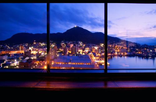 widok na miasto z okna w nocy w obiekcie La Vista Hakodate Bay w mieście Hakodate