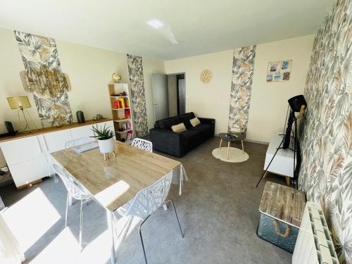 un salon avec une table et un canapé dans l'établissement Au petit Théâtre, appartement Cosy en hyper centre, à Boulogne-sur-Mer