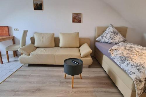 Baderitz的住宿－Ganze 2-Raum Ferienwohnung Links，客厅配有沙发和桌子
