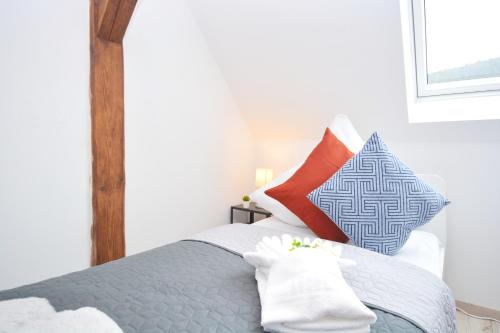 ein Schlafzimmer mit einem Bett mit Handtüchern darauf in der Unterkunft GUN03-RI Apartment in Haundorf in Haundorf