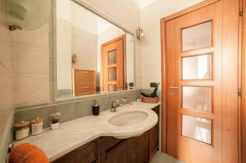 a bathroom with a sink and a mirror at Cozy ROOM STANZA close city center in a family House Stanza in appartamento condiviso noi viviamo in casa STANZA in affitto in Turin