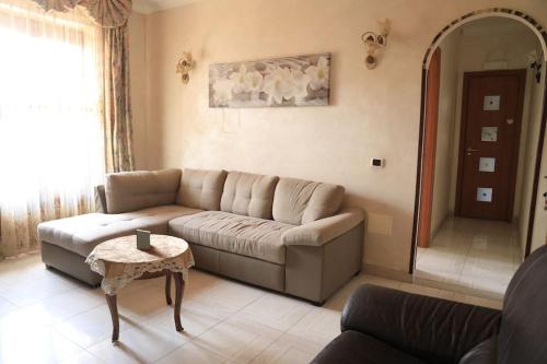 a living room with a couch and a table at Due minuti dal mare con Balcone Vista Mare in Tropea