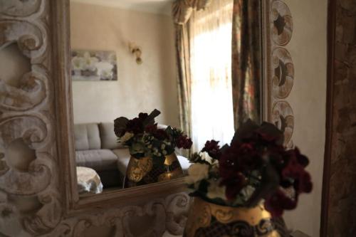 a living room with a mirror and a couch at Due minuti dal mare con Balcone Vista Mare in Tropea