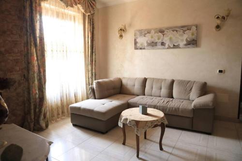 a living room with a couch and a table at Due minuti dal mare con Balcone Vista Mare in Tropea