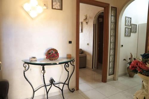 a hallway with a table with flowers on it at Due minuti dal mare con Balcone Vista Mare in Tropea