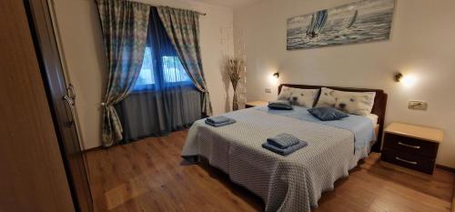 - une chambre avec un lit et 2 serviettes dans l'établissement Apartments Fantazija Rovinj with a covered parking space, à Rovinj