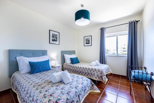 1 Schlafzimmer mit 2 Betten und einem Fenster in der Unterkunft Quinta do Paiva - Two Bedroom Apartment Olhos de Agua in Albufeira
