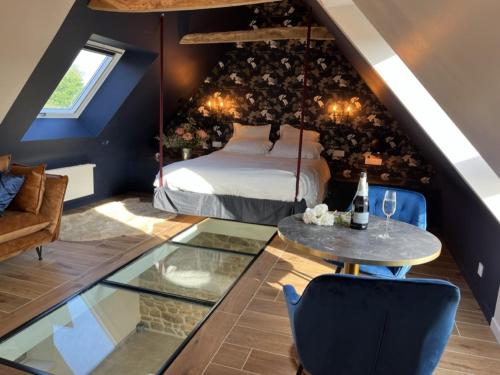 a room with a bed and a glass table at Amour Amour Love Room in Penvénan