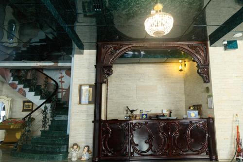 ein Zimmer mit einem großen Holzaltar in einem Gebäude in der Unterkunft Hotel Wine Palace in Tbilisi City