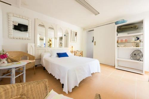 Säng eller sängar i ett rum på Casa con vistas increíbles, piscina Infinity y jardín con rincones preciosos