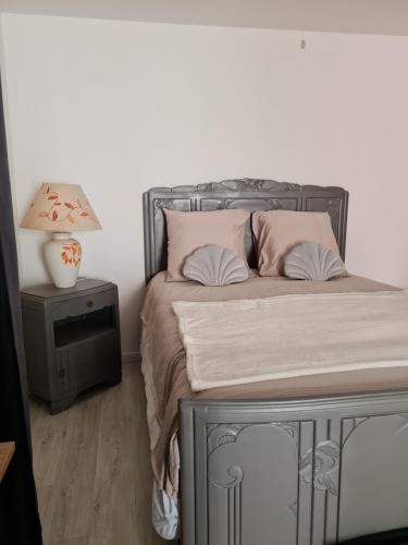 Una cama o camas en una habitación de Appt 2 pièces à 15 mn du Salagou