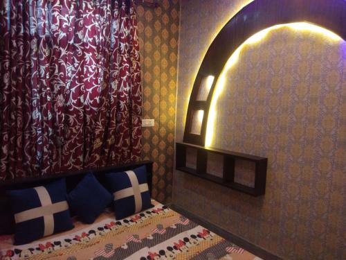 1 dormitorio con cama y espejo grande en ASHIANA HOME STAY, en Jammu