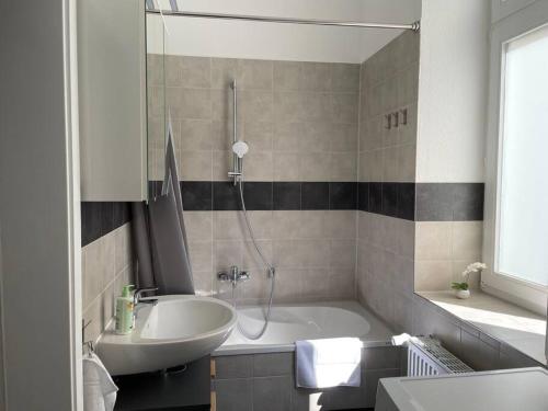Ett badrum på LUCKY STAYS LS03 - 2 Zimmer - Luxus - Zentrum - große Küche - Aufzug - Smart-TV
