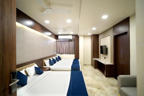 Habitación de hotel con cama grande y TV en Hotel Rich Comfort Ajmer, en Ajmer