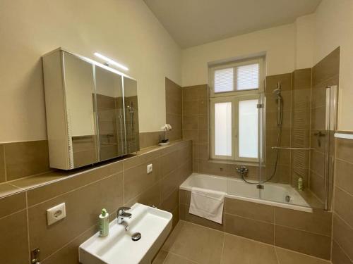 y baño con lavabo, ducha y bañera. en LUCKY STAYS LS04 - 2 Zimmer - Luxus - Zentrum - große Küche - Aufzug - Smart-TV en Magdeburgo