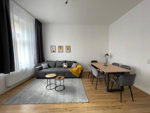 sala de estar con sofá y mesa en LUCKY STAYS LS04 - 2 Zimmer - Luxus - Zentrum - große Küche - Aufzug - Smart-TV en Magdeburgo