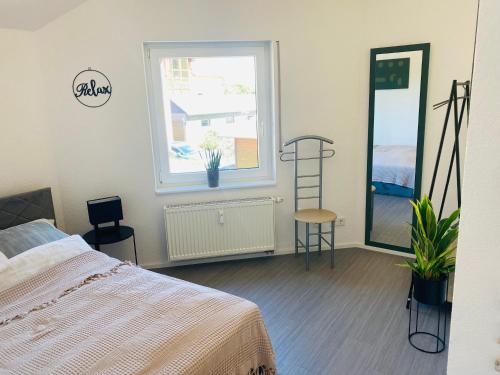 una camera con letto, finestra e scala di Ferienwohnung Am Maarbach a Konz