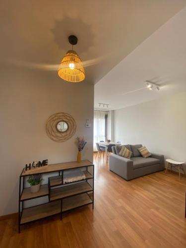 ein Wohnzimmer mit einem Sofa und einem Tisch in der Unterkunft Apartamento Pastora in Vigo