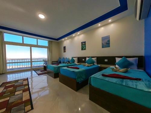 Una cama o camas en una habitación de Seaview Panorama Boatel