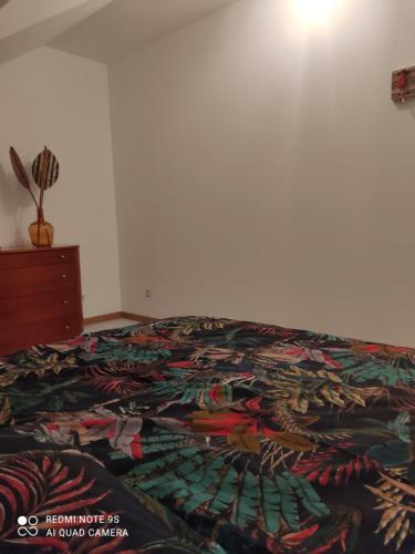 - un lit avec une couverture colorée dans l'établissement Family 2, à Changé