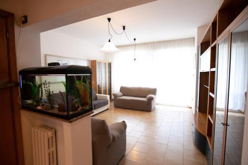 a living room with a fish tank and a couch at Mirea's Rooms in Ascoli Piceno
