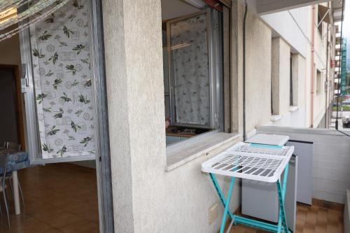 a table on the side of a building with a window at Mirea's Rooms in Ascoli Piceno
