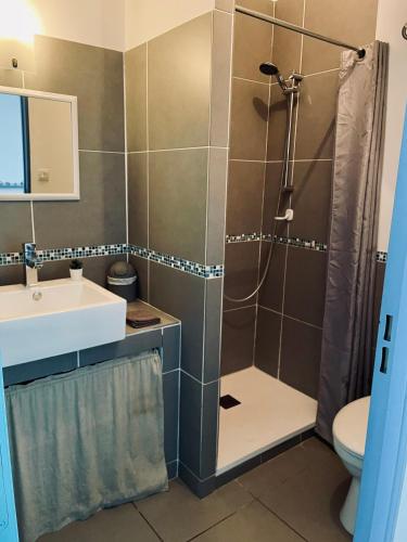 une salle de bain avec douche et lavabo dans l'établissement Paris-Sète T2 au coeur de Sète, à Sète