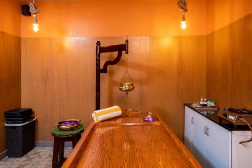eine Küche mit einem Holztisch im Zimmer in der Unterkunft Star Emirates Luxury Resort and Spa, Munnar in Anachal