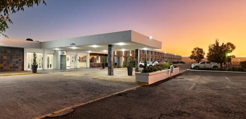 an empty parking lot in front of a building at African Sky Harrismith Inn in Harrismith