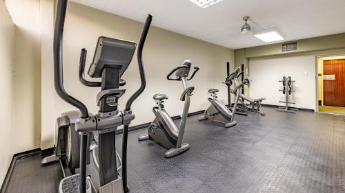 a gym with several treadmills and cardio machines at African Sky Harrismith Inn in Harrismith